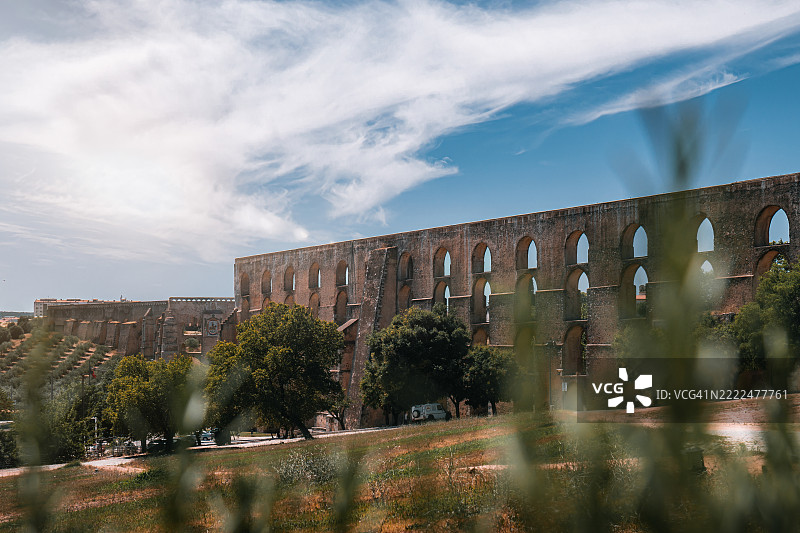 历史建筑在多云天空下的景观，波尔塔莱格雷，葡萄牙图片素材