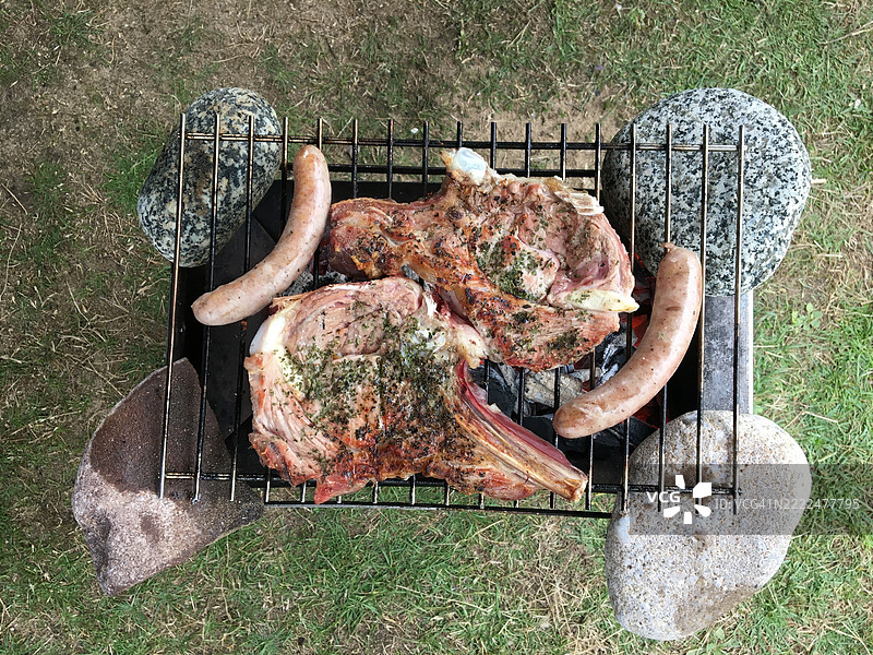 法国布列塔尼高角度视图的烧烤架上的肉图片素材