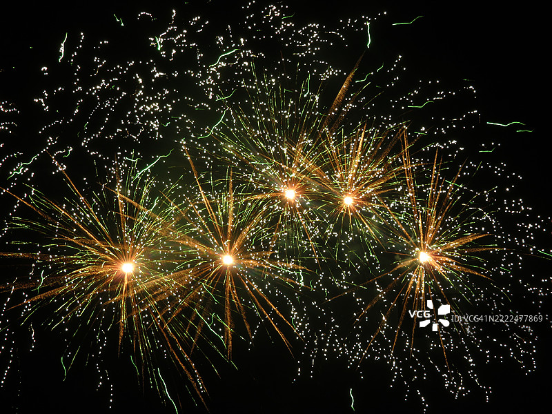 夜间英国的烟花表演低角度视图图片素材