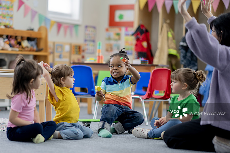 孩子们在幼儿园环境中参与有趣且富有教育意义的活动图片素材