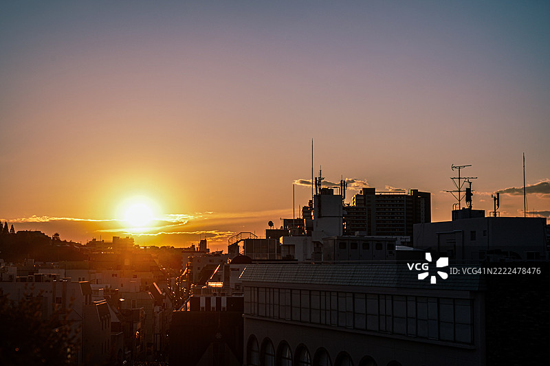 日落时分，建筑物的剪影映衬在天空中图片素材