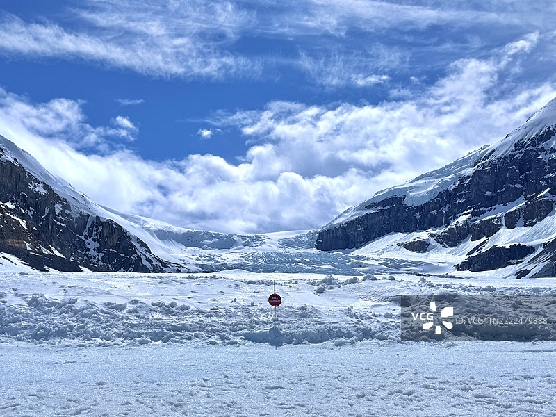 阿尔伯塔，加拿大，雪山与天空的美丽景色图片素材