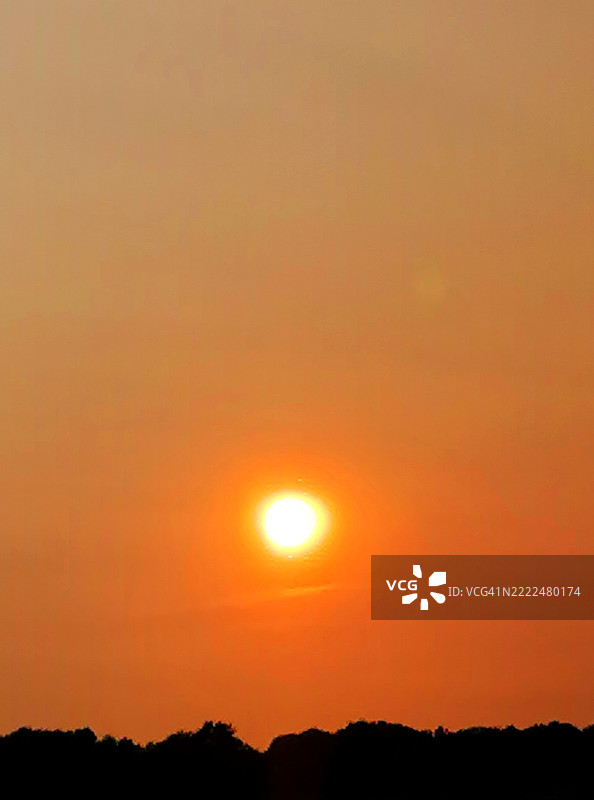 乌克兰橙色天空下的风景轮廓剪影图片素材