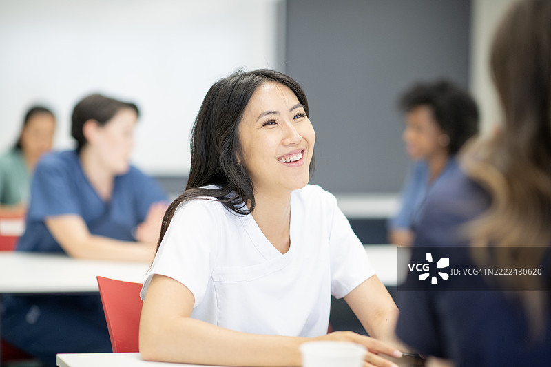 医疗专业人员在协作培训环境中的学习图片素材