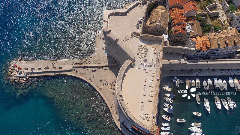 克罗地亚杜布罗夫尼克市的码头和堡垒的鸟瞰图图片素材