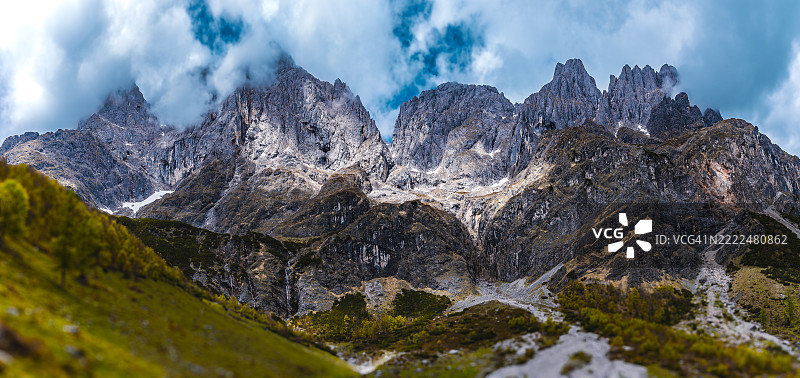 奥地利萨尔茨堡比绍夫霍芬的山脉全景与天空相映成趣图片素材