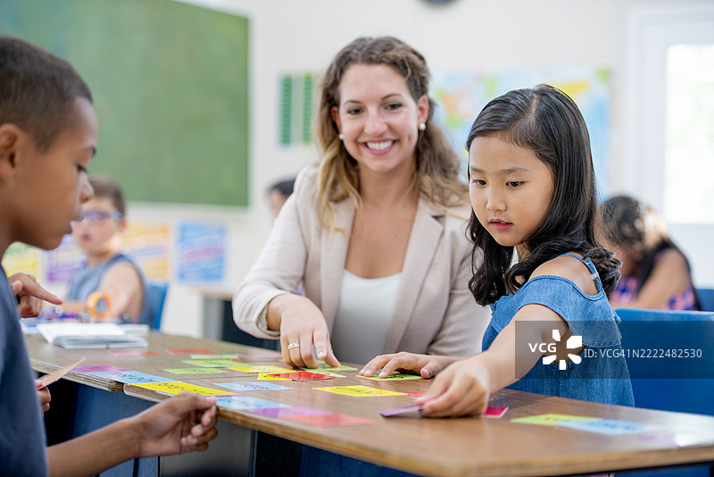 教师在教室里协助学生进行教育活动图片素材