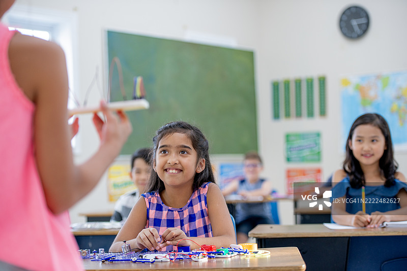 小学学生在教室里参与科学活动图片素材