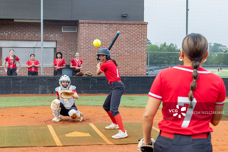 小镇高中女子垒球队在体育场一起比赛图片素材