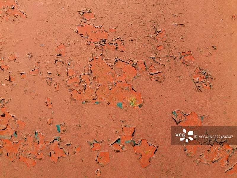 一块剥落油漆的橙红色表面图片素材