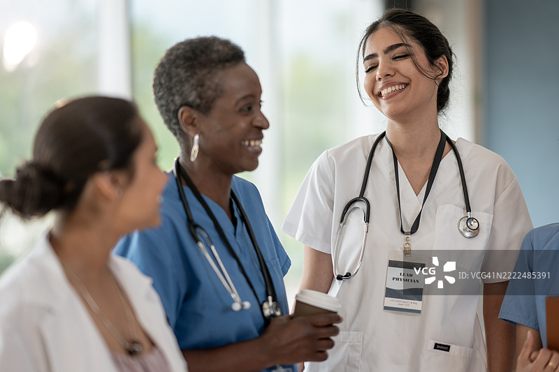 多元化的医疗团队微笑着共享轻松时刻图片素材