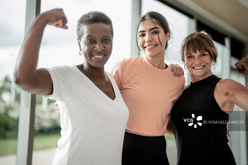 三位自信的女性在轻松的健身环境中摆姿势图片素材