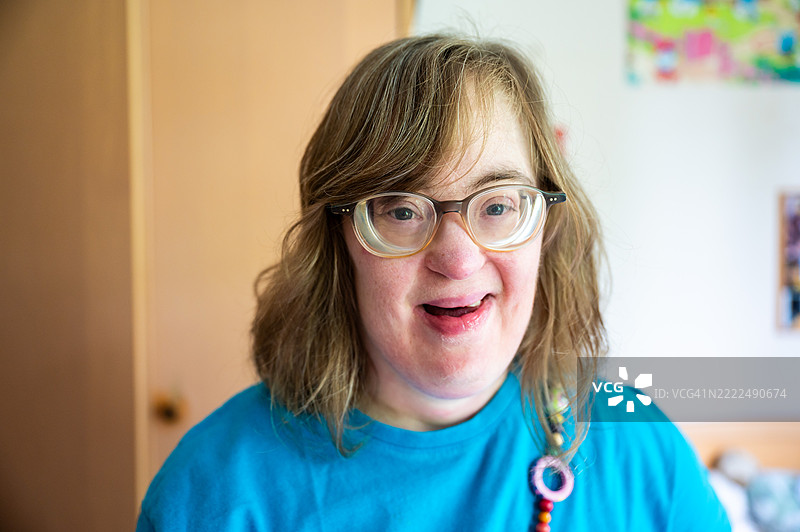 比利时弗拉芒地区蒂嫩的一位42岁快乐的唐氏综合症女性肖像图片素材