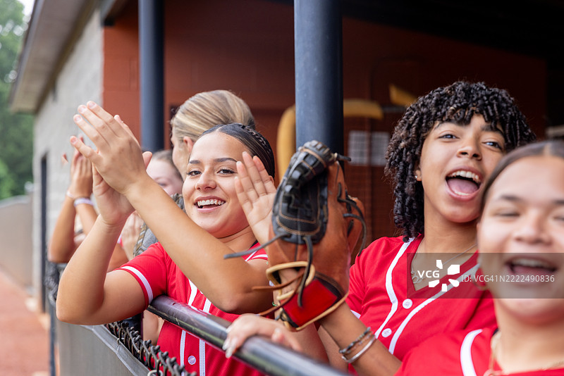 高中女子垒球队在乡村小镇的比赛中为队友加油助威图片素材