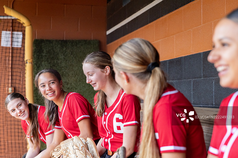 乡村小镇的高中垒球队在比赛期间坐在休息区图片素材