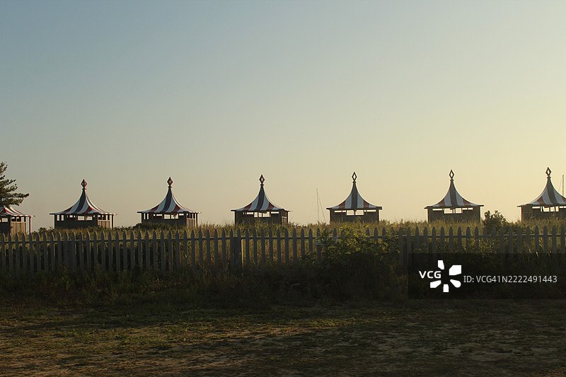 清澈天空下的建筑景观，马萨诸塞州埃德加敦镇，美国图片素材