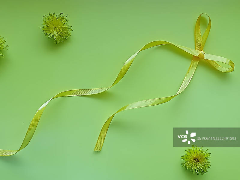 明信片，背景为黄色丝带和蒲公英花，乌克兰图片素材