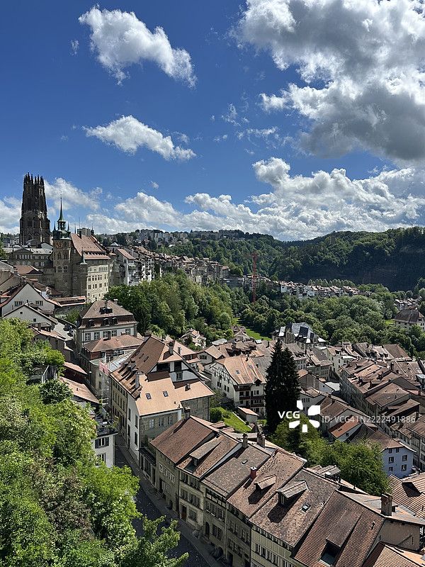 瑞士弗里堡老城全景，包含其大教堂，2024年5月，弗里堡图片素材