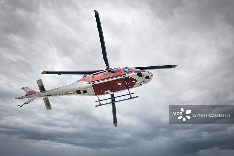 低角度视图的直升机在多云的天空中飞行，阿拉巴马州，美国图片素材