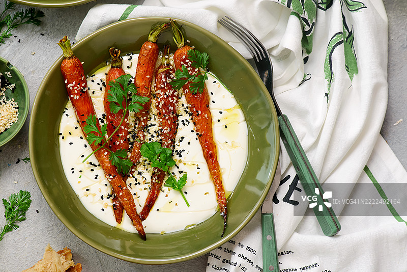 乌克兰餐桌上盘子里的食物俯视图图片素材