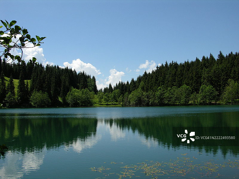 土耳其阿尔特温的湖泊美景与天空相映。图片素材