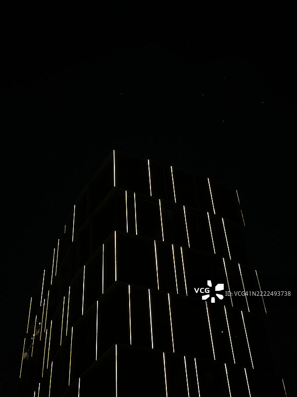 夜晚智利一座灯光璀璨的建筑的低角度视图图片素材