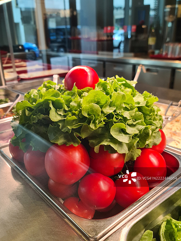 汉堡，德国桌子上的容器里装着的蔬菜特写图片素材