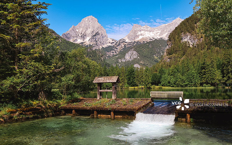 奥地利欣特斯托德的施基德尔维尔湖，树木与天空相映成趣的美丽景色图片素材