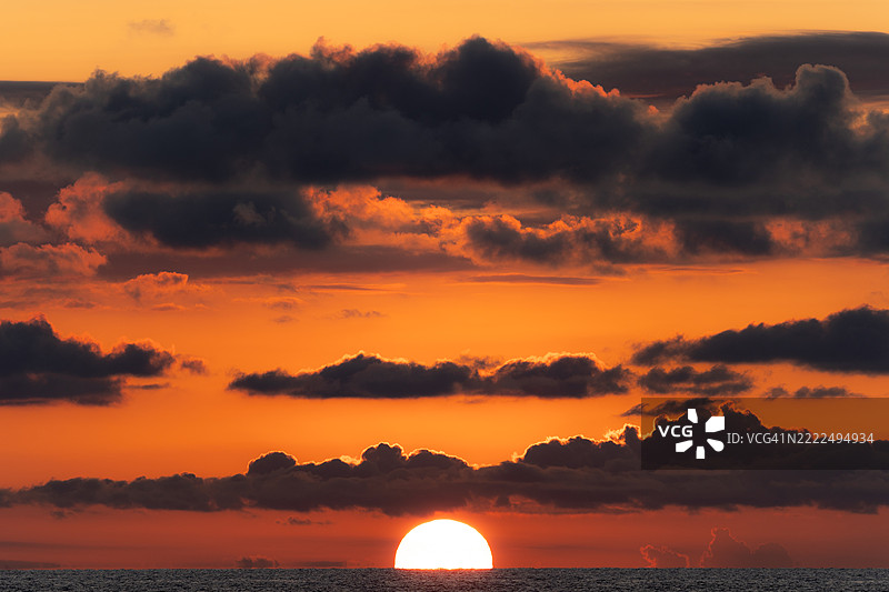 西西里岛，意大利，橙色天空下的海景图片素材