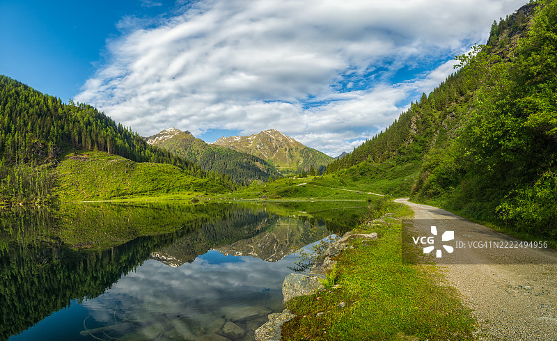 湖边树木与天空的美丽景色图片素材