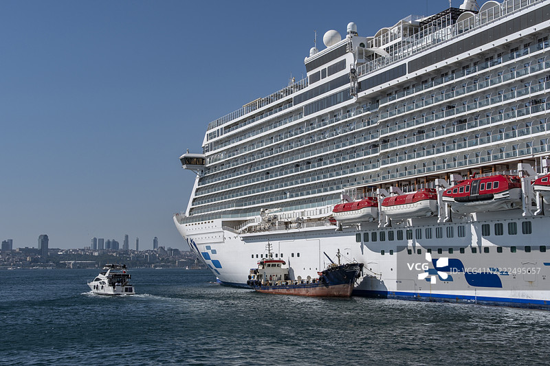 停靠在港口的巨型游轮图片素材