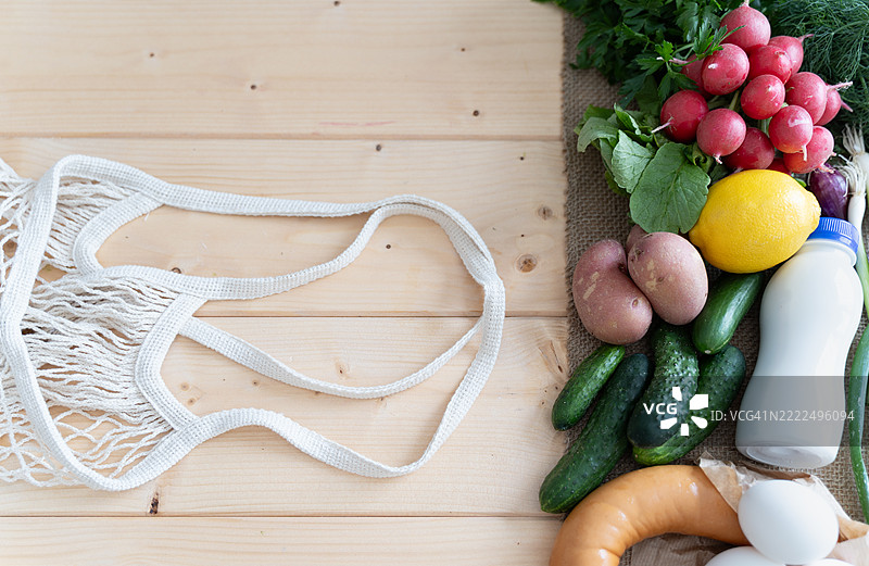 在木质背景上准备美味冷汤的食材图片素材