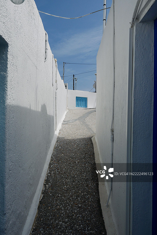 通往希腊米洛斯圣托里尼蓝色圆顶的白色小巷图片素材