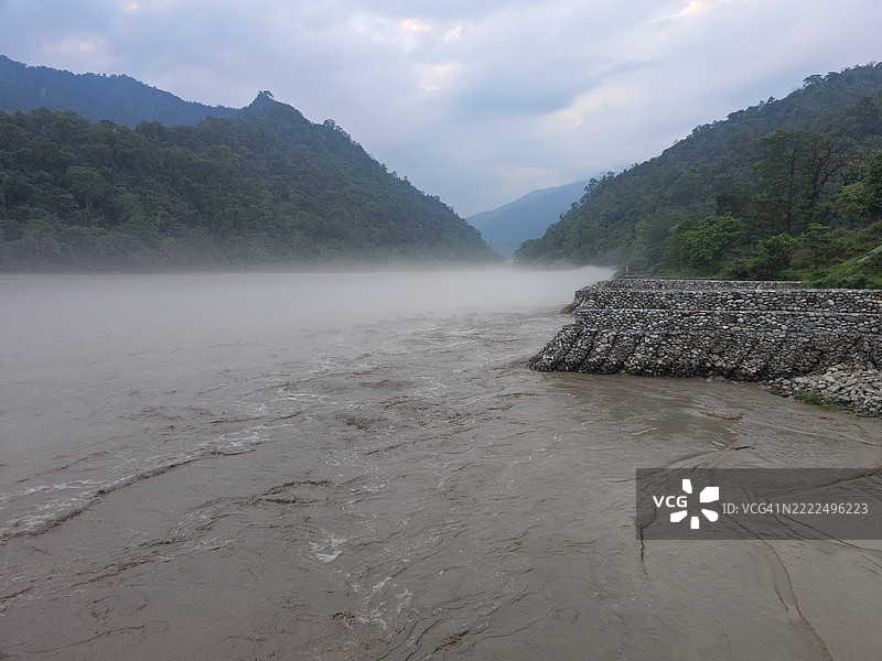 印度西孟加拉邦锡利古里的达尔杰林特斯河美景与天空相映成趣图片素材