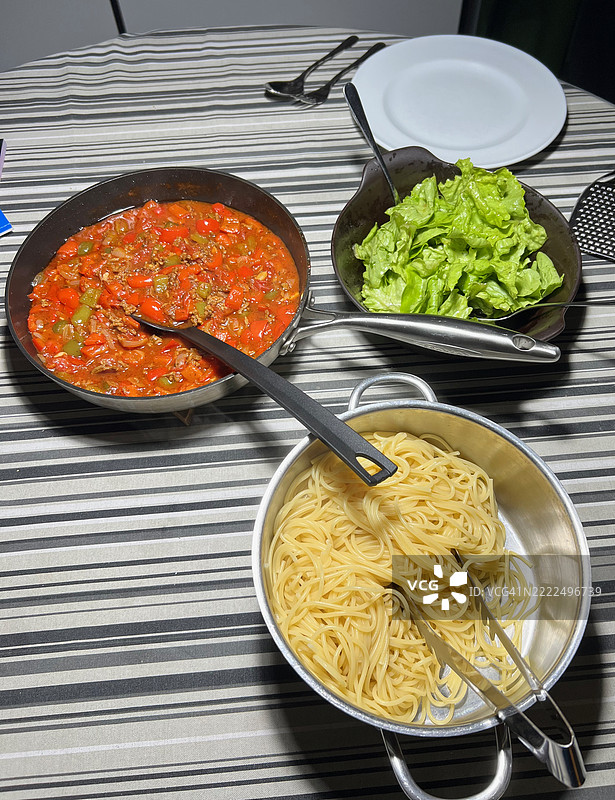 德国奥伯韦玛的高角度视图餐桌上的食物图片素材