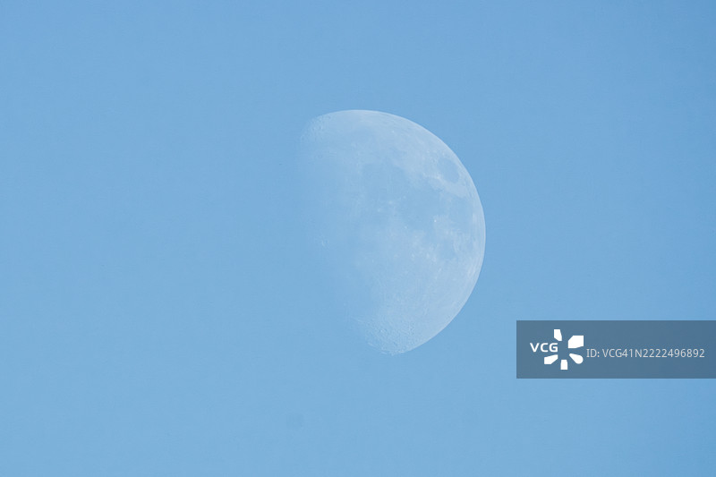 蓝天背景下的月亮低角度视图，科尔贝塔，伦巴第，意大利图片素材