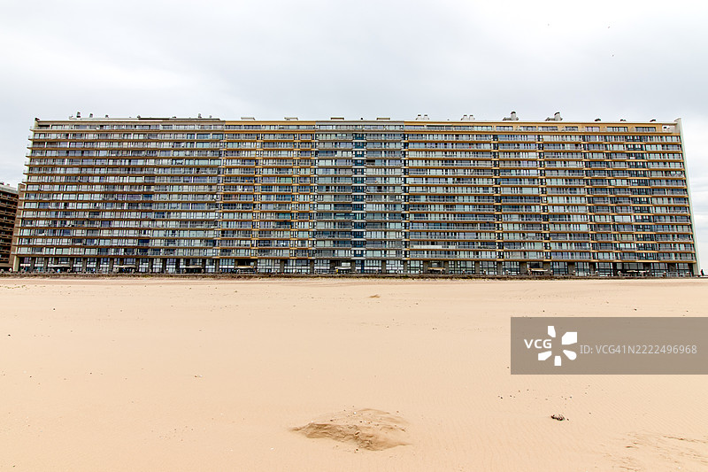 低角度视图的建筑与天空，马里亚克尔克，弗拉芒大区，比利时图片素材