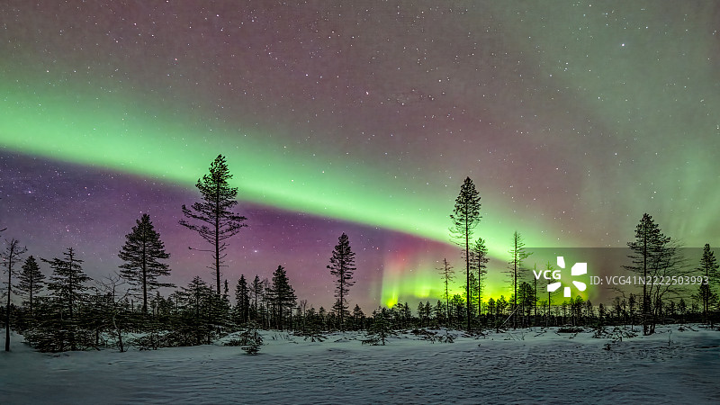 芬兰库萨莫夜空下的湖泊美景图片素材