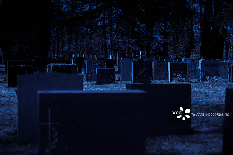 芬兰一个宁静的路德教墓地，特色是一座由石十字标记的孤独墓碑。周围环境宁静，反映出一种安静而尊重的氛围。图片素材