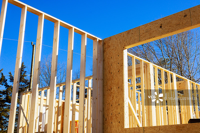 在晴朗的蓝天下建造木框架结构图片素材