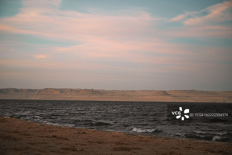 日落时分，海面与天空的美丽景色，马尔卡兹·尤素夫·埃尔·塞迪克，埃尔·法尤姆，埃及图片素材
