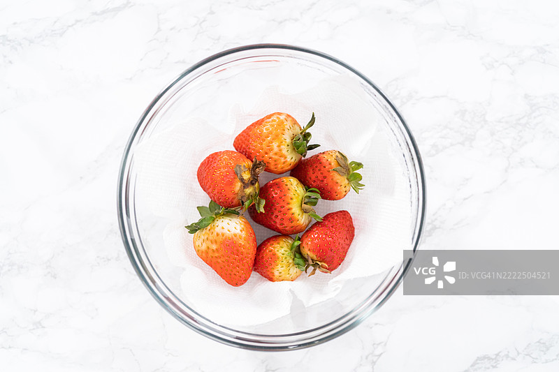 洗净晾干的草莓整齐地放在玻璃碗中图片素材
