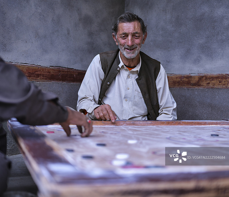 在巴基斯坦奇特拉尔，两位成熟的男性正在玩卡罗姆棋。图片素材