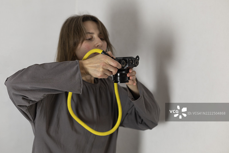 一位女性用手机相机拍摄她自制餐点的轻松场景，时尚的构图，日光氛围，以及对家庭美食博客的真实一瞥，乌克兰图片素材