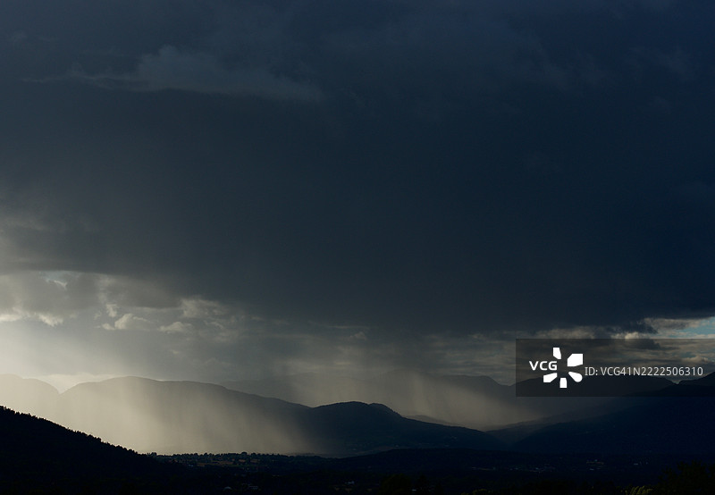 夜空下，挪威特莱马克山脉的剪影美景图片素材
