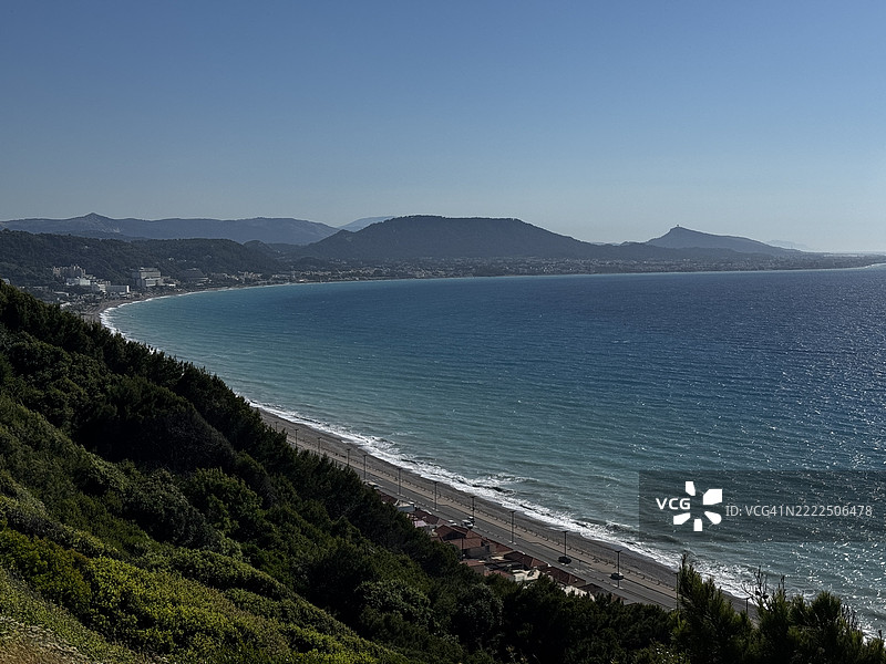 清澈天空下的海洋美景图片素材
