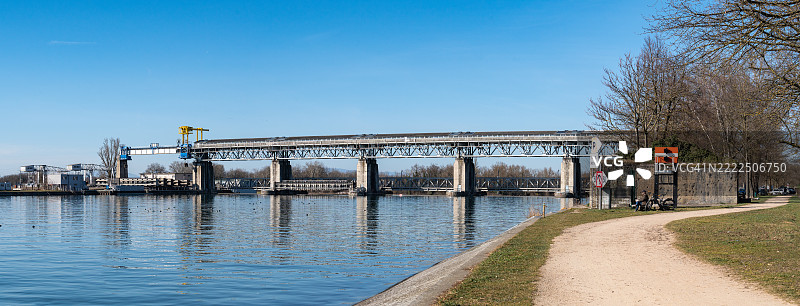 清澈蓝天映衬下的河流美景图片素材