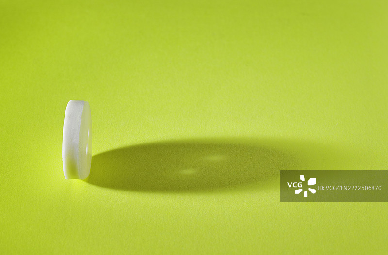 绿色背景上的药物特写，罗马，拉齐奥，意大利图片素材