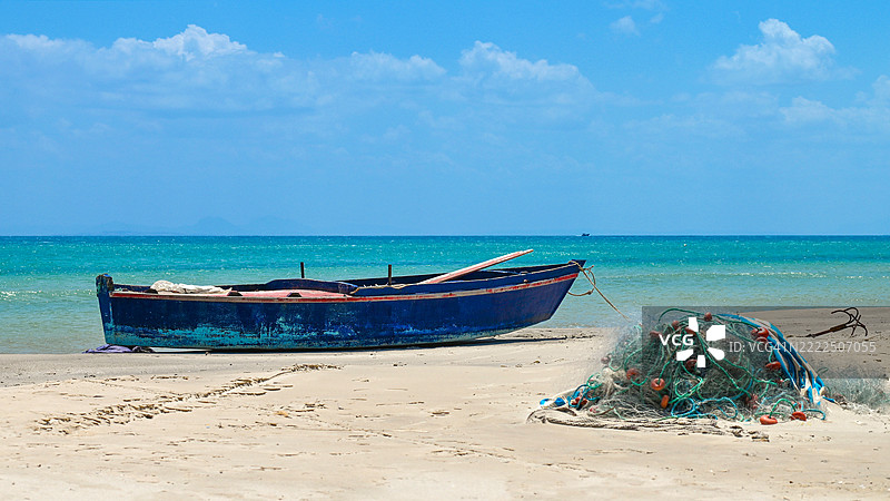 春日明媚的渔船，位于突尼斯比泽尔的加尔·梅勒h图片素材