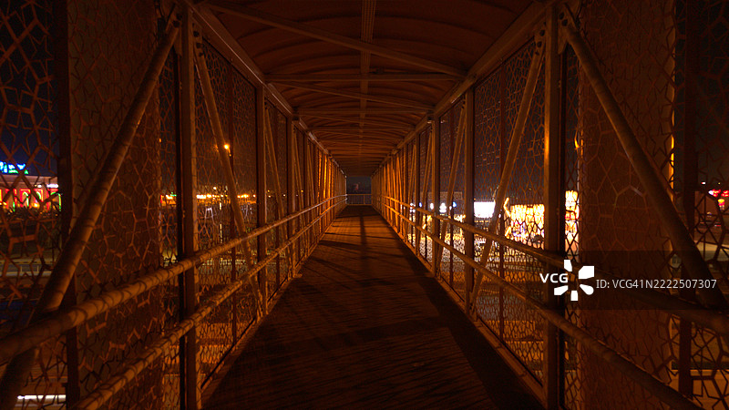 阿曼北部巴提纳省索哈尔的夜晚桥梁景观图片素材